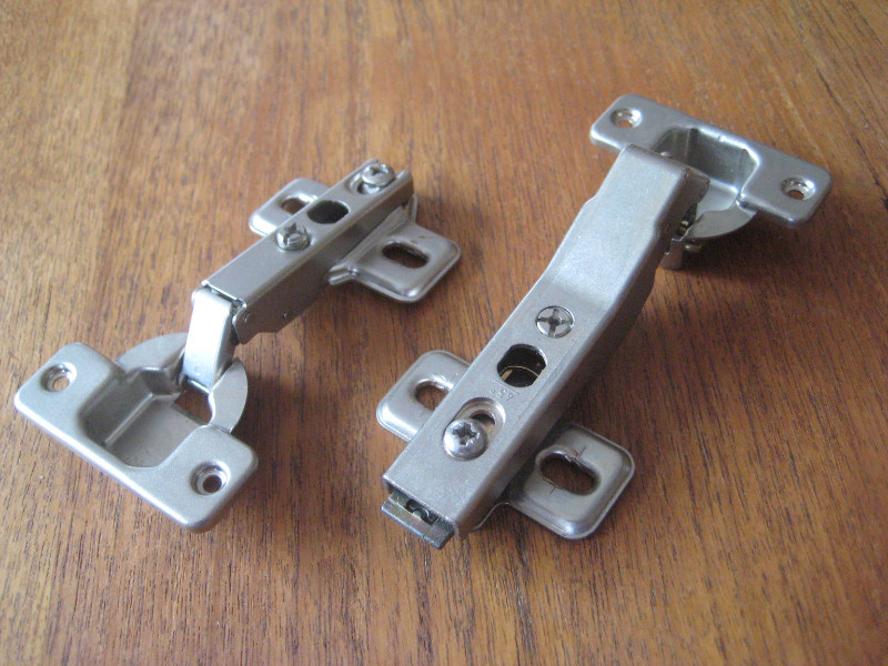 Cabinet door hinges