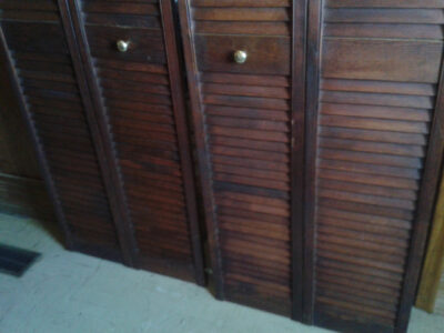 Wooden Bi-Fold Louvered Closet Door