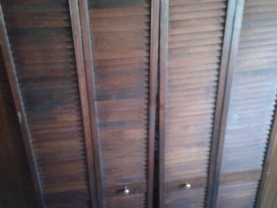 Wooden Bi-Fold Louvered Closet Door