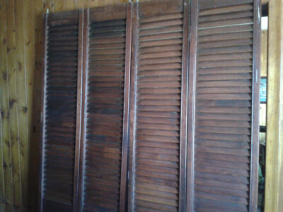 Wooden Bi-Fold Louvered Closet Door