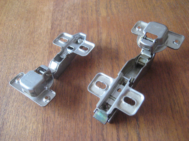 Cabinet door hinges