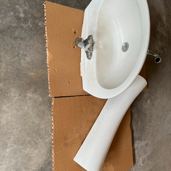 Bathroom pedestal sink